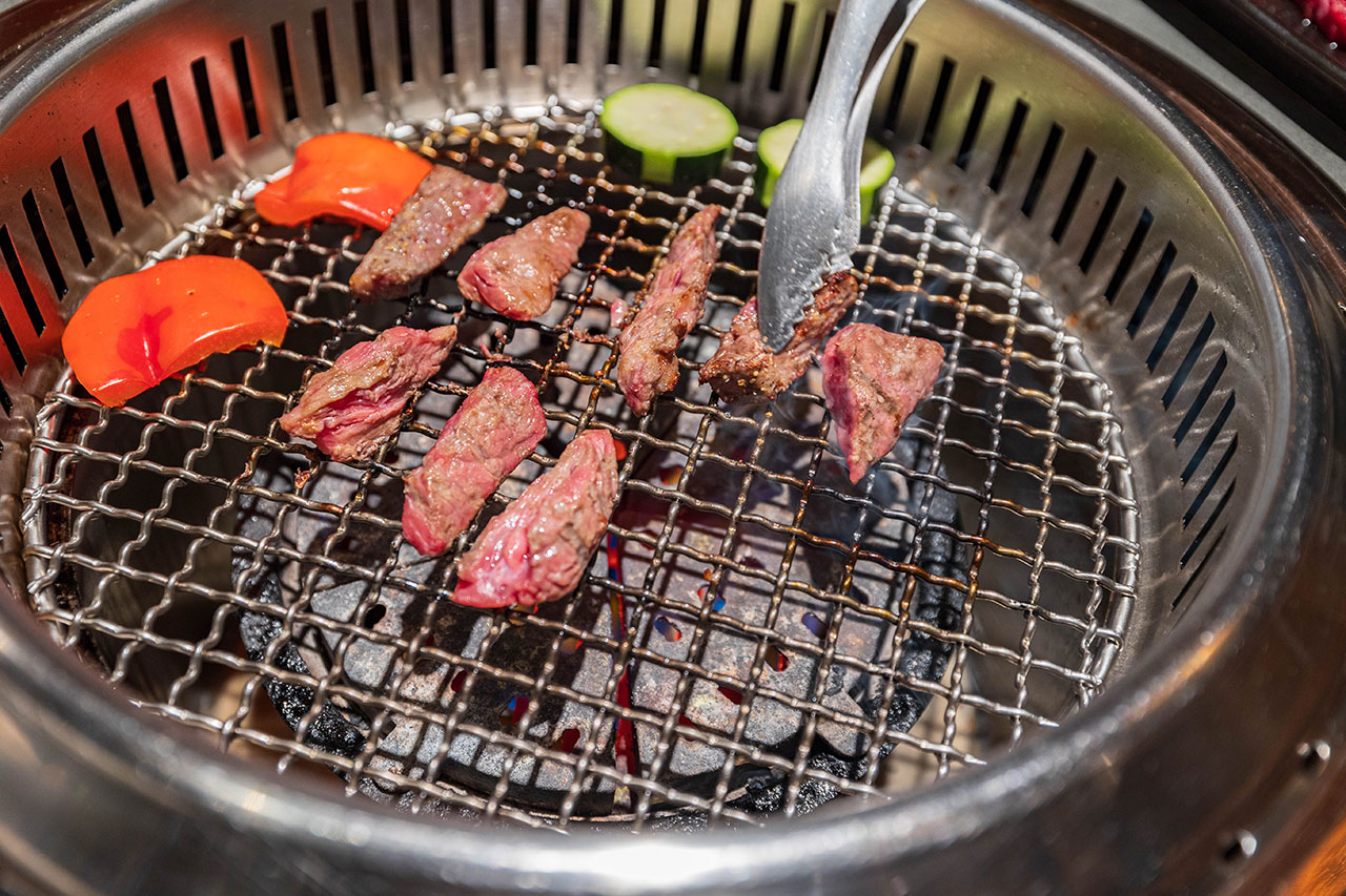 札卡燒肉南屯店｜被燒肉耽誤的高級日本料理？壽司之神御用海苔×桌邊代烤和牛，焦糖烏魚子蟹膏、啢男聯名甜點，台中南屯聚餐約會新天花板！ 53