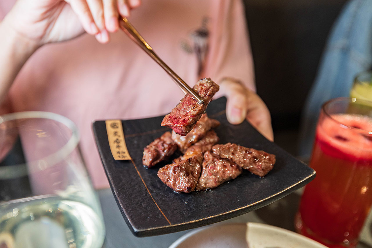 札卡燒肉南屯店｜被燒肉耽誤的高級日本料理？壽司之神御用海苔×桌邊代烤和牛，焦糖烏魚子蟹膏、啢男聯名甜點，台中南屯聚餐約會新天花板！ 55