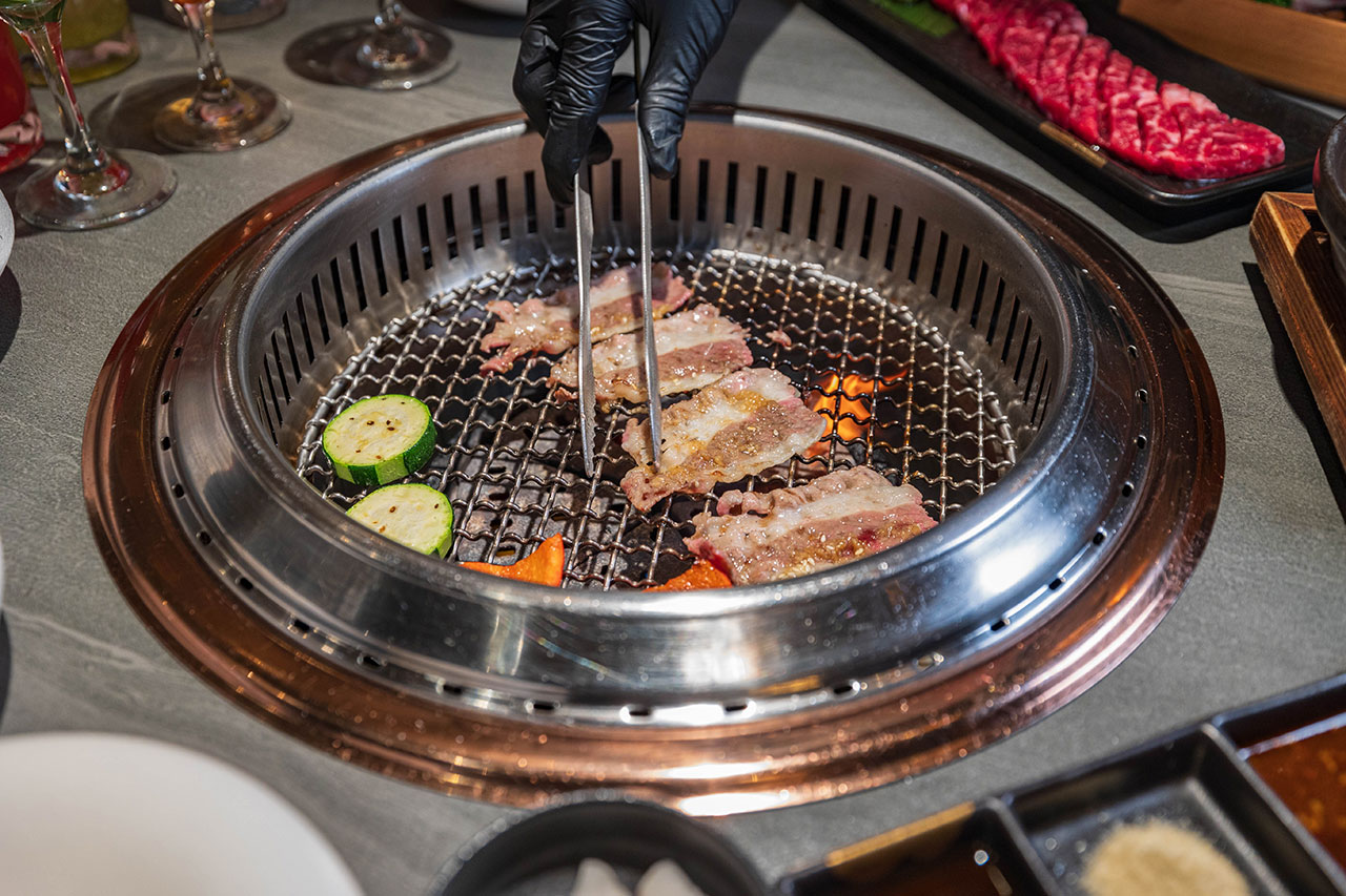 札卡燒肉南屯店｜被燒肉耽誤的高級日本料理？壽司之神御用海苔×桌邊代烤和牛，焦糖烏魚子蟹膏、啢男聯名甜點，台中南屯聚餐約會新天花板！ 47