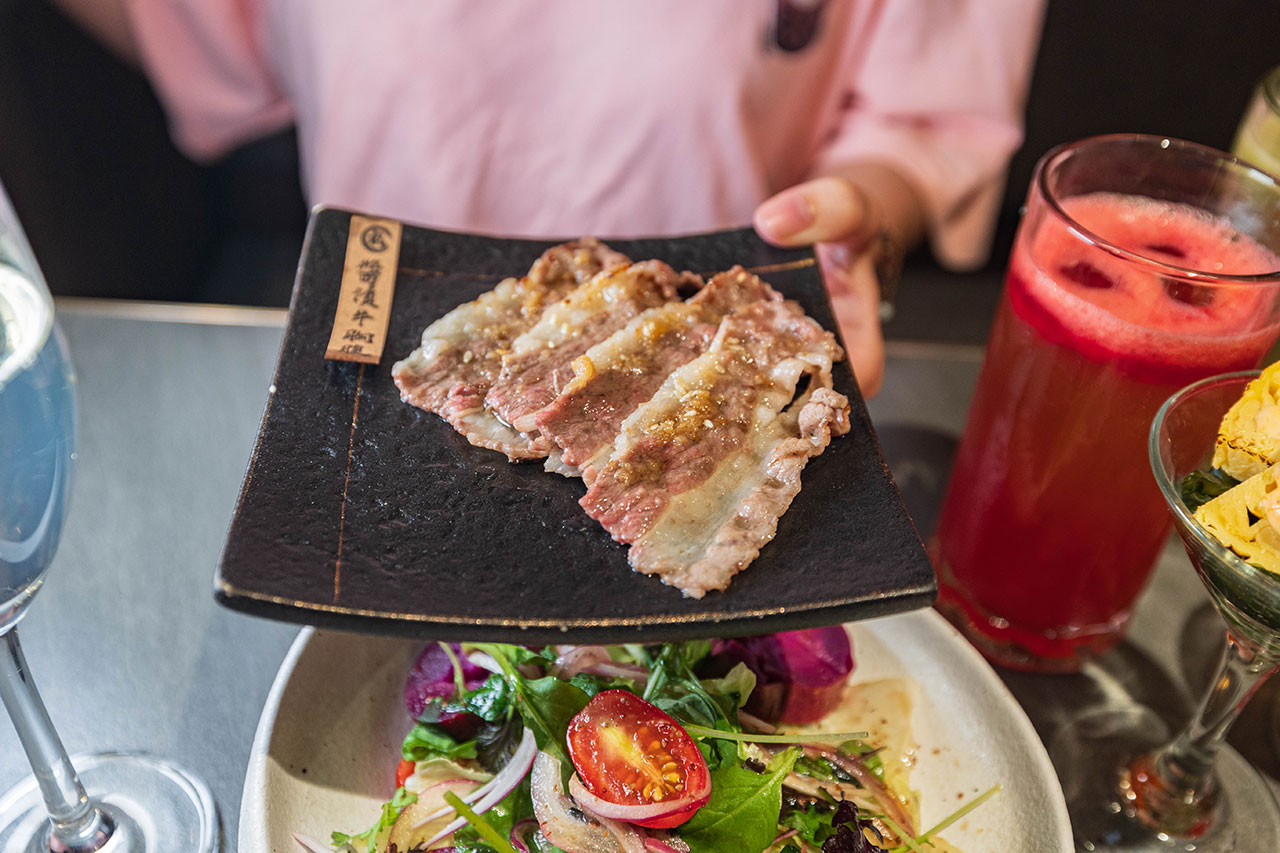 札卡燒肉南屯店｜被燒肉耽誤的高級日本料理？壽司之神御用海苔×桌邊代烤和牛，焦糖烏魚子蟹膏、啢男聯名甜點，台中南屯聚餐約會新天花板！ 49