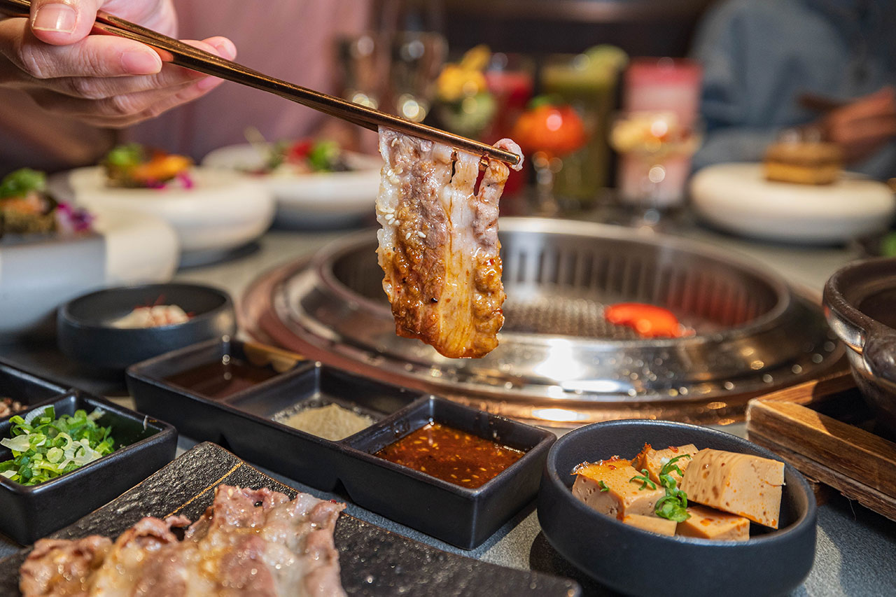 札卡燒肉南屯店｜被燒肉耽誤的高級日本料理？壽司之神御用海苔×桌邊代烤和牛，焦糖烏魚子蟹膏、啢男聯名甜點，台中南屯聚餐約會新天花板！ 51