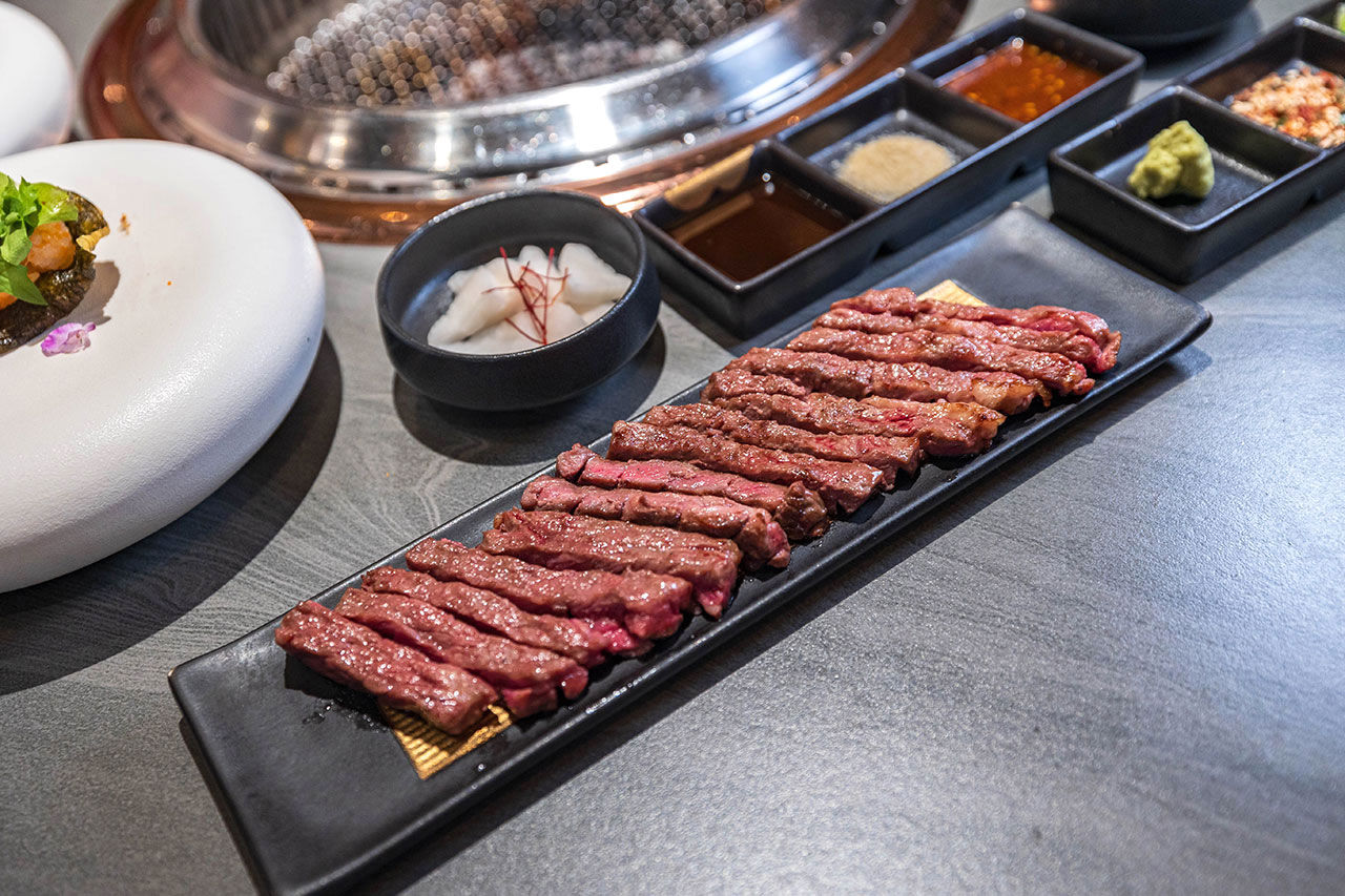 札卡燒肉南屯店｜被燒肉耽誤的高級日本料理？壽司之神御用海苔×桌邊代烤和牛，焦糖烏魚子蟹膏、啢男聯名甜點，台中南屯聚餐約會新天花板！ 79