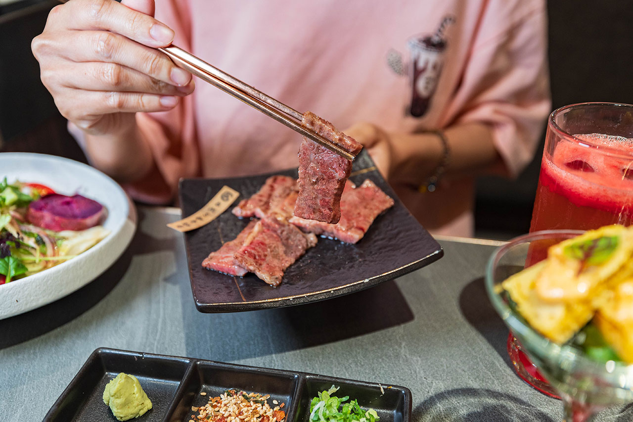 札卡燒肉南屯店｜被燒肉耽誤的高級日本料理？壽司之神御用海苔×桌邊代烤和牛，焦糖烏魚子蟹膏、啢男聯名甜點，台中南屯聚餐約會新天花板！ 61