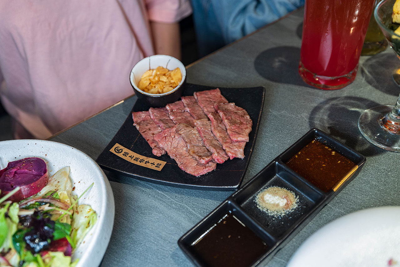 札卡燒肉南屯店｜被燒肉耽誤的高級日本料理？壽司之神御用海苔×桌邊代烤和牛，焦糖烏魚子蟹膏、啢男聯名甜點，台中南屯聚餐約會新天花板！ 71