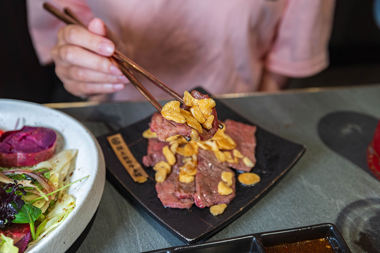 札卡燒肉南屯店｜被燒肉耽誤的高級日本料理？壽司之神御用海苔×桌邊代烤和牛，焦糖烏魚子蟹膏、啢男聯名甜點，台中南屯聚餐約會新天花板！ 73