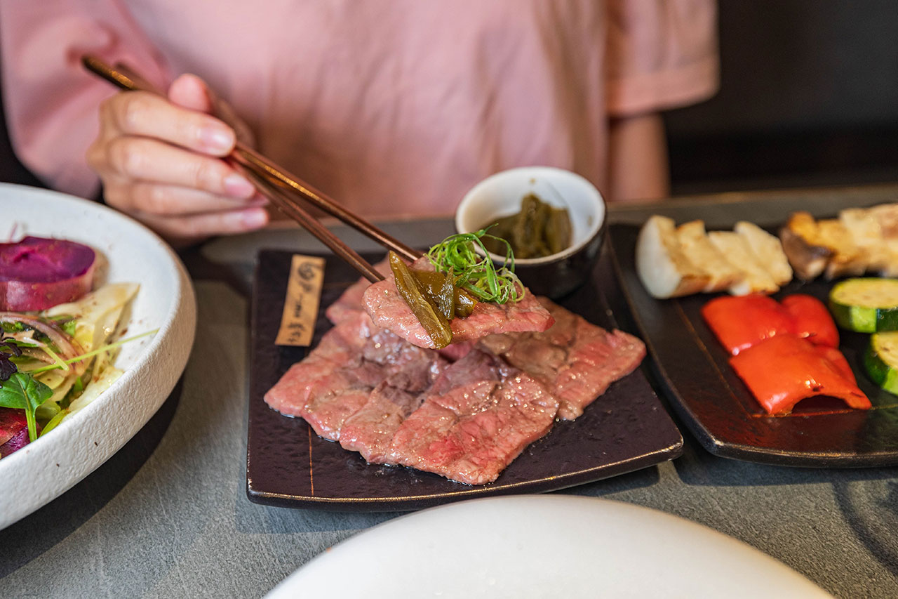 札卡燒肉南屯店｜被燒肉耽誤的高級日本料理？壽司之神御用海苔×桌邊代烤和牛，焦糖烏魚子蟹膏、啢男聯名甜點，台中南屯聚餐約會新天花板！ 67