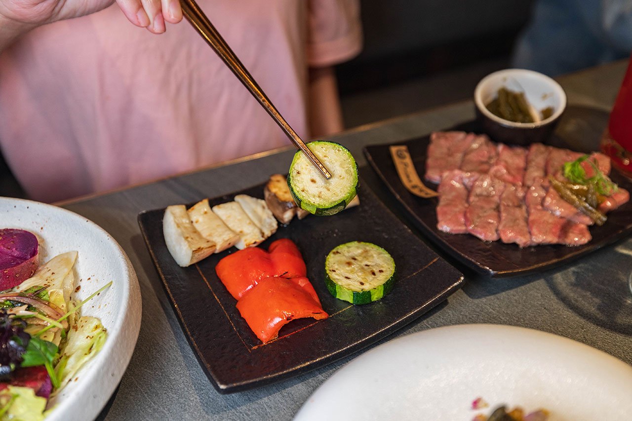 札卡燒肉南屯店｜被燒肉耽誤的高級日本料理？壽司之神御用海苔×桌邊代烤和牛，焦糖烏魚子蟹膏、啢男聯名甜點，台中南屯聚餐約會新天花板！ 83