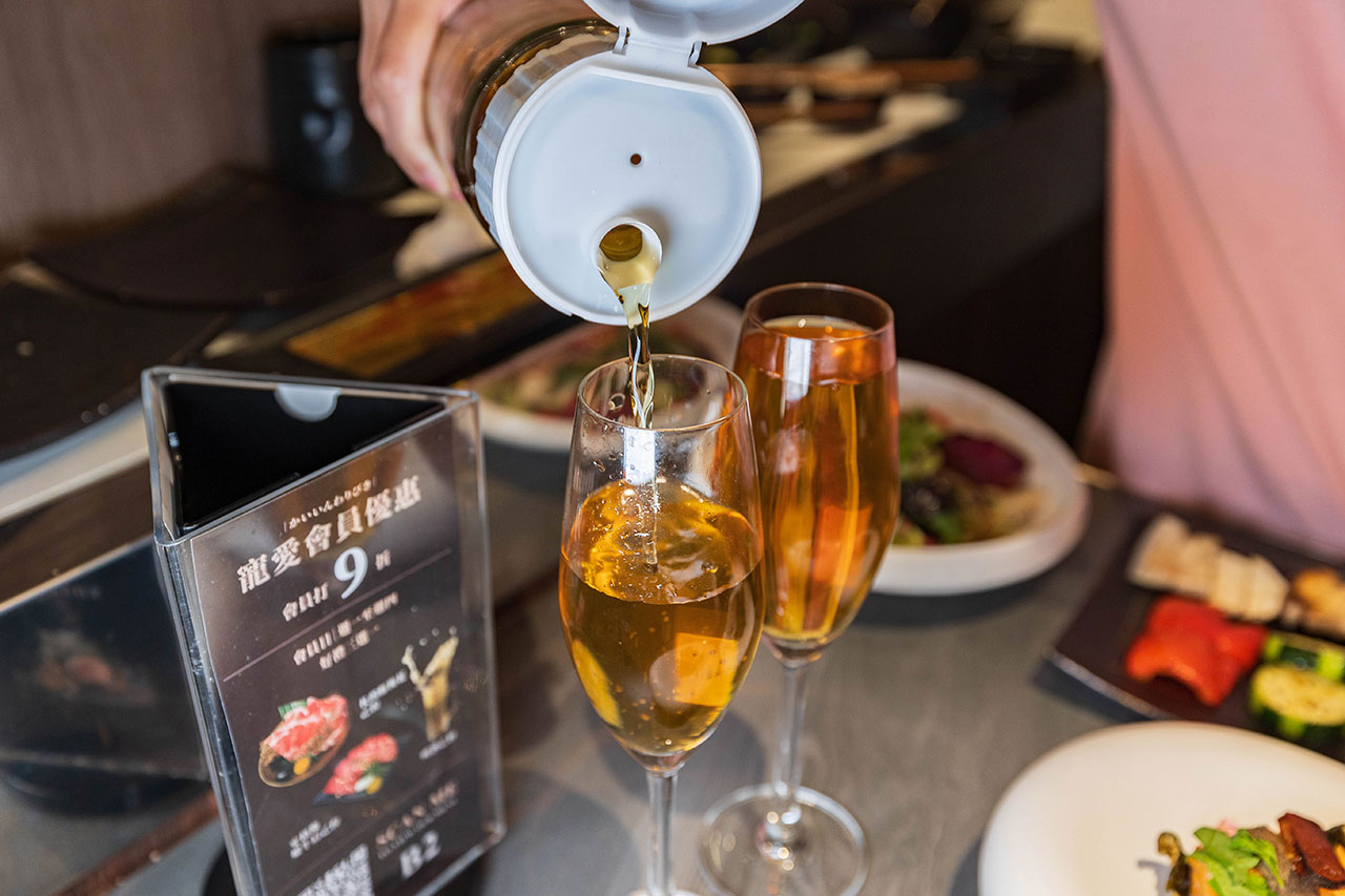 札卡燒肉南屯店｜被燒肉耽誤的高級日本料理？壽司之神御用海苔×桌邊代烤和牛，焦糖烏魚子蟹膏、啢男聯名甜點，台中南屯聚餐約會新天花板！ 39