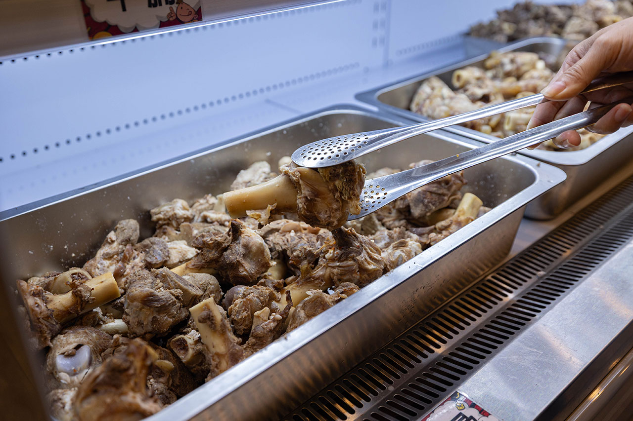 牛羊爭霸 八德店｜肉控必訪超狂桃園吃到飽火鍋，將近100樣食材牛豬羊海鮮一次吃個夠！ 還有甜點冰品自助吧，桃園八德羊肉爐推薦！ 9