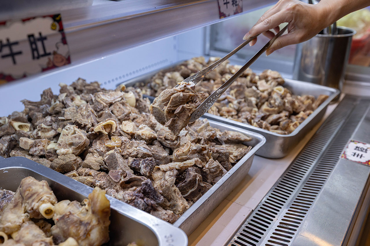 牛羊爭霸 八德店｜肉控必訪超狂桃園吃到飽火鍋，將近100樣食材牛豬羊海鮮一次吃個夠！ 還有甜點冰品自助吧，桃園八德羊肉爐推薦！ 11