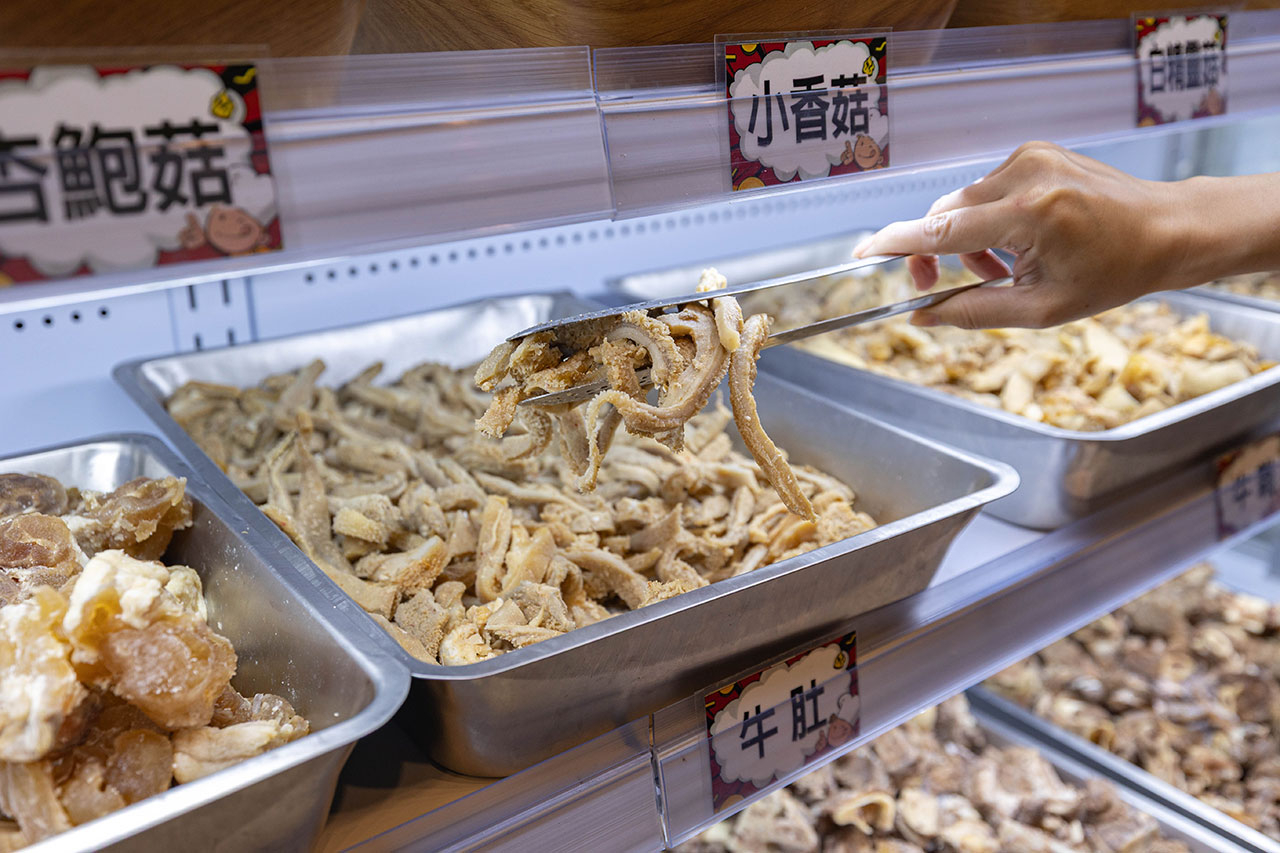 牛羊爭霸 八德店｜肉控必訪超狂桃園吃到飽火鍋，將近100樣食材牛豬羊海鮮一次吃個夠！ 還有甜點冰品自助吧，桃園八德羊肉爐推薦！ 15