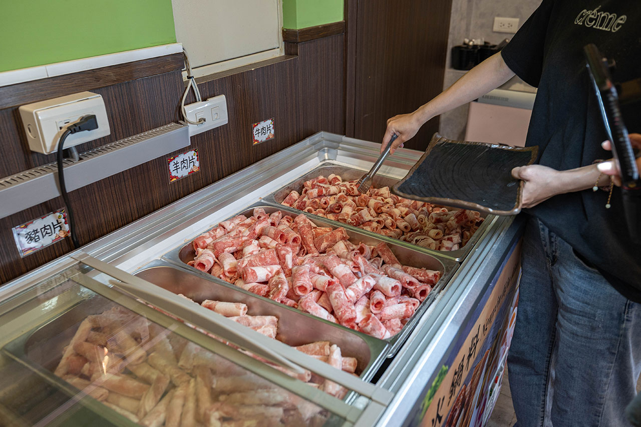 牛羊爭霸 八德店｜肉控必訪超狂桃園吃到飽火鍋，將近100樣食材牛豬羊海鮮一次吃個夠！ 還有甜點冰品自助吧，桃園八德羊肉爐推薦！ 23