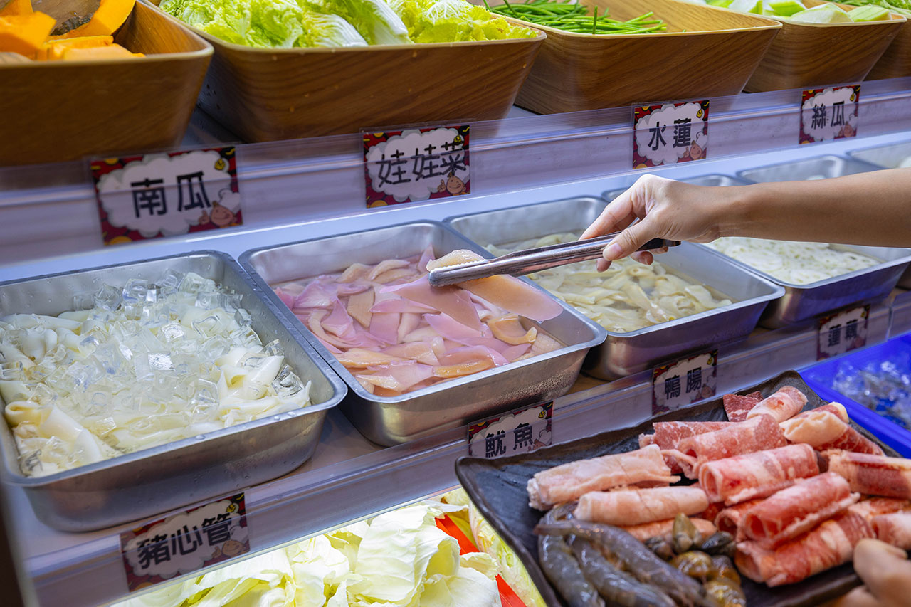 牛羊爭霸 八德店｜肉控必訪超狂桃園吃到飽火鍋，將近100樣食材牛豬羊海鮮一次吃個夠！ 還有甜點冰品自助吧，桃園八德羊肉爐推薦！ 35