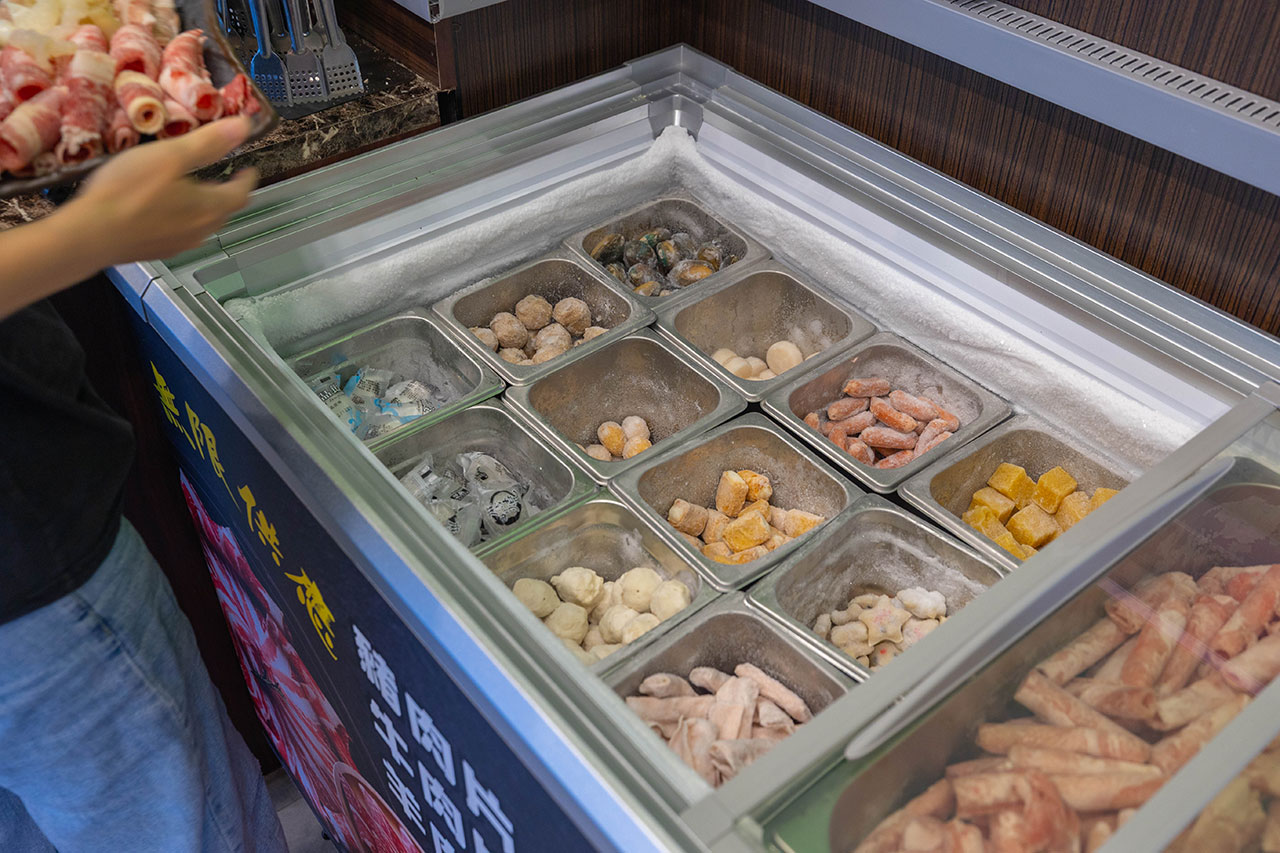 牛羊爭霸 八德店｜肉控必訪超狂桃園吃到飽火鍋，將近100樣食材牛豬羊海鮮一次吃個夠！ 還有甜點冰品自助吧，桃園八德羊肉爐推薦！ 25