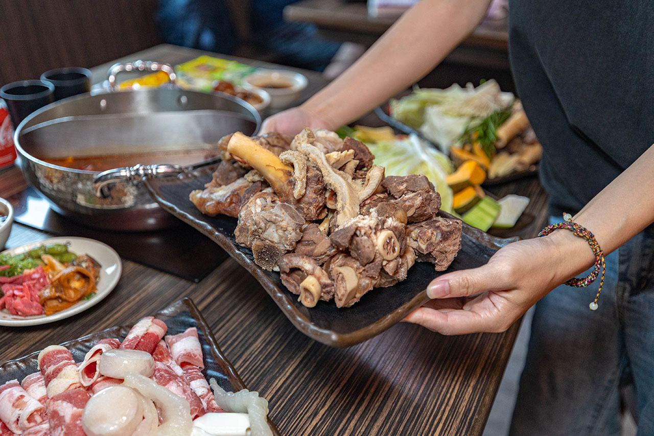 牛羊爭霸 八德店｜肉控必訪超狂桃園吃到飽火鍋，將近100樣食材牛豬羊海鮮一次吃個夠！ 還有甜點冰品自助吧，桃園八德羊肉爐推薦！ 13
