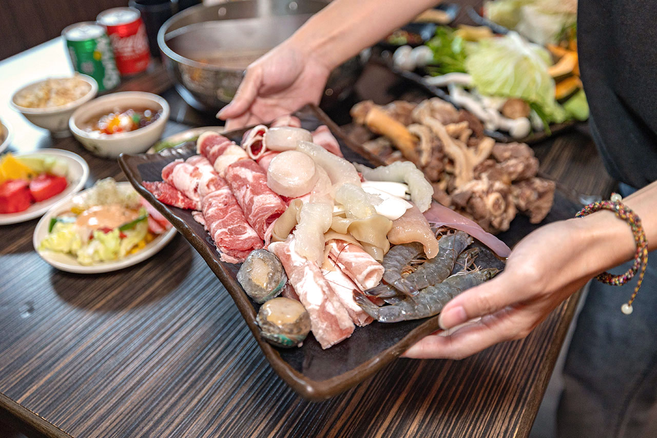 牛羊爭霸 八德店｜肉控必訪超狂桃園吃到飽火鍋，將近100樣食材牛豬羊海鮮一次吃個夠！ 還有甜點冰品自助吧，桃園八德羊肉爐推薦！ 89