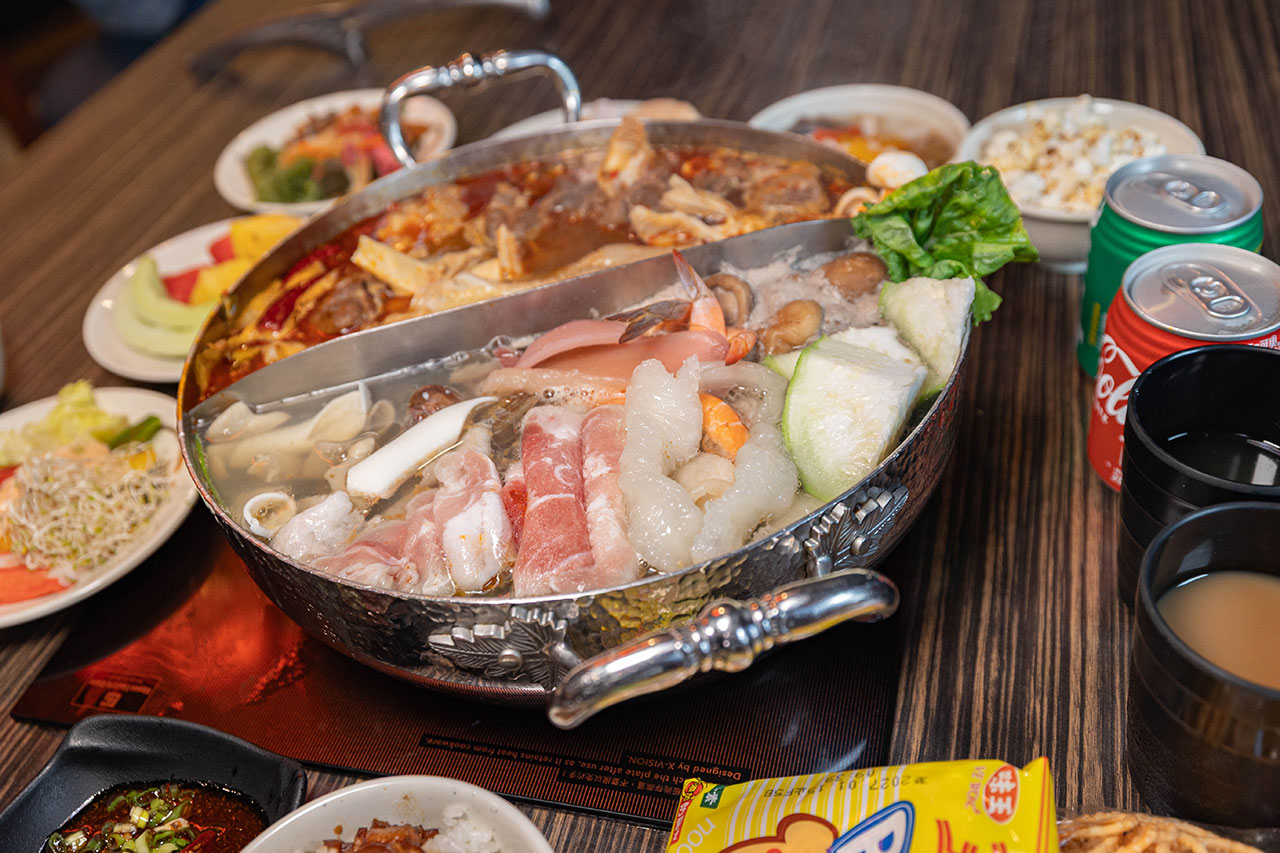 牛羊爭霸 八德店｜肉控必訪超狂桃園吃到飽火鍋，將近100樣食材牛豬羊海鮮一次吃個夠！ 還有甜點冰品自助吧，桃園八德羊肉爐推薦！ 97