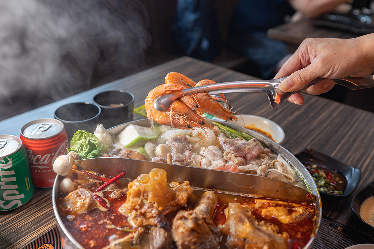 牛羊爭霸 八德店｜肉控必訪超狂桃園吃到飽火鍋，將近100樣食材牛豬羊海鮮一次吃個夠！ 還有甜點冰品自助吧，桃園八德羊肉爐推薦！ 99