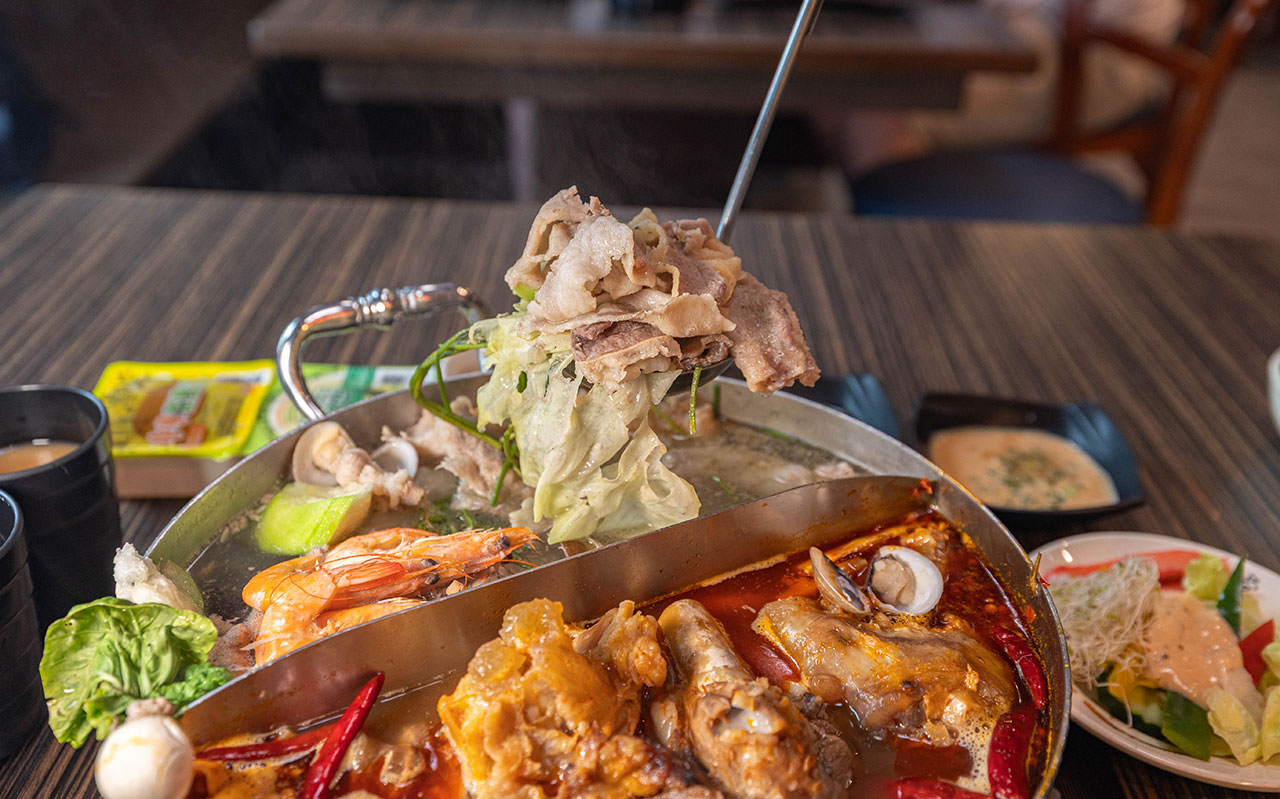 牛羊爭霸 八德店｜肉控必訪超狂桃園吃到飽火鍋，將近100樣食材牛豬羊海鮮一次吃個夠！ 還有甜點冰品自助吧，桃園八德羊肉爐推薦！ 101