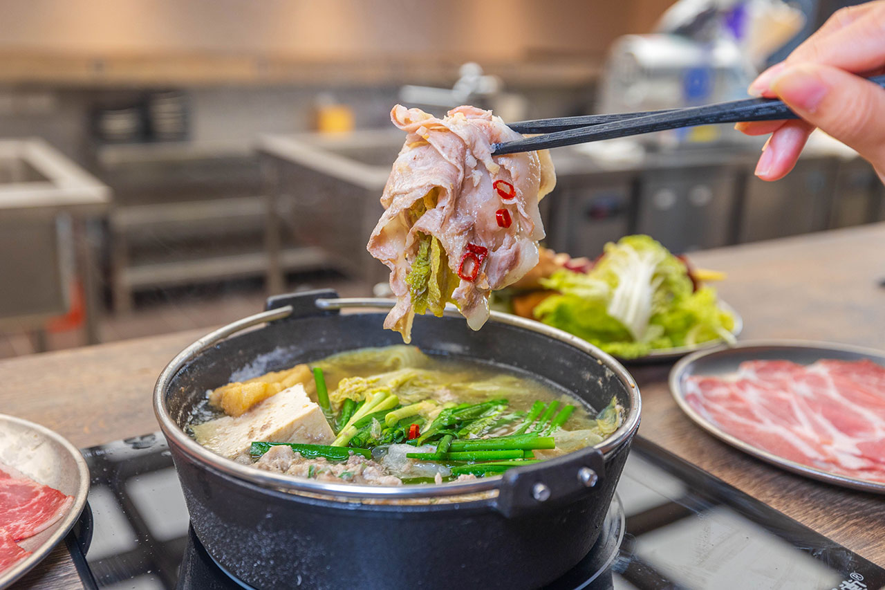 【台中北區美食】「駒澤屋壽喜燒」正宗關西風壽喜燒,台中科博館健行路無限蔬食吃到飽,宮崎A5和牛、博多牛腸鍋夜貓族必吃台中美食! 59 【台中北區美食】「駒澤屋壽喜燒」正宗關西風壽喜燒,台中科博館健行路無限蔬食吃到飽,宮崎A5和牛、博多牛腸鍋夜貓族必吃台中美食! 58